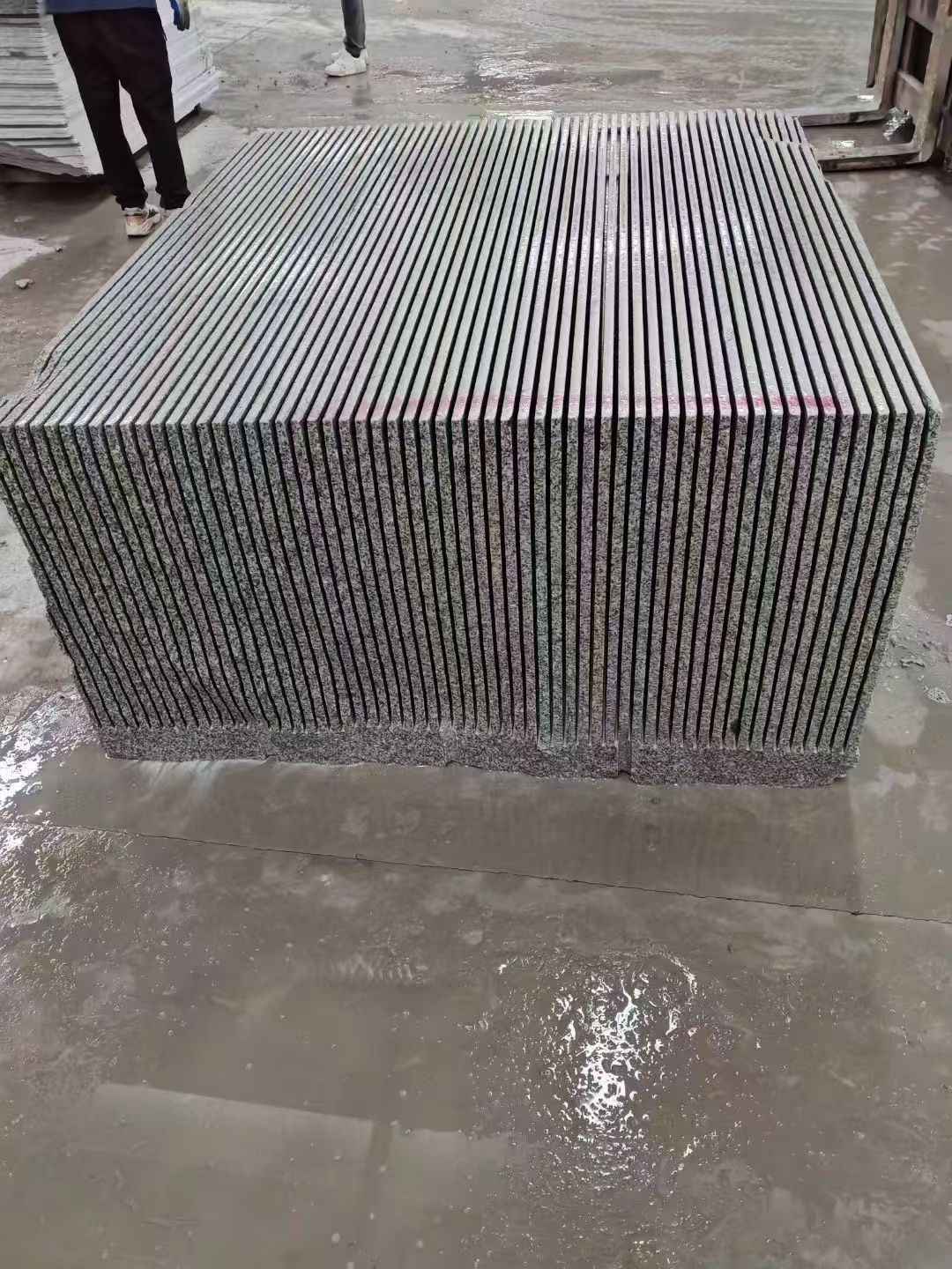 漯河芝麻白毛板荒料切割